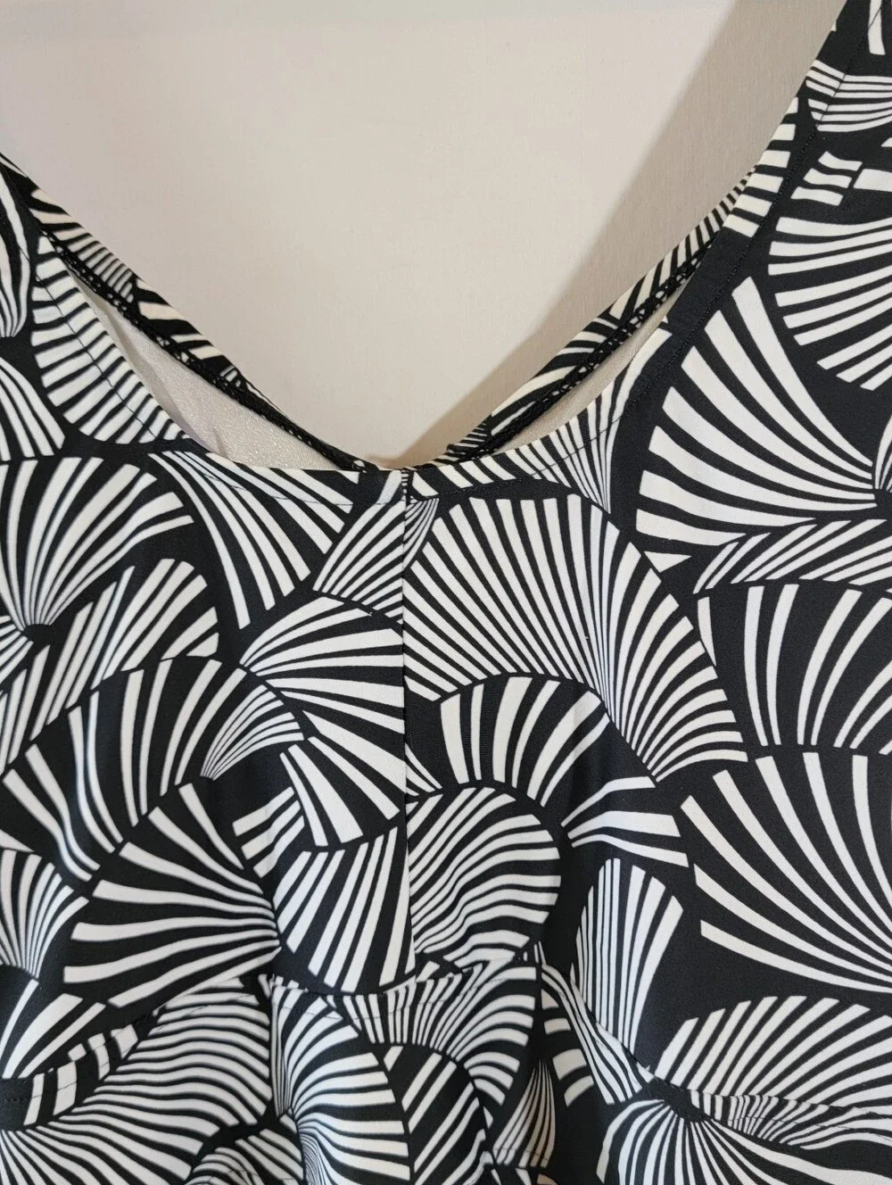 Azul By Maxine Of Hollywood Black and White Skirted Swimsuit Sz 18 Beach Vacay - Picture 4 of 10